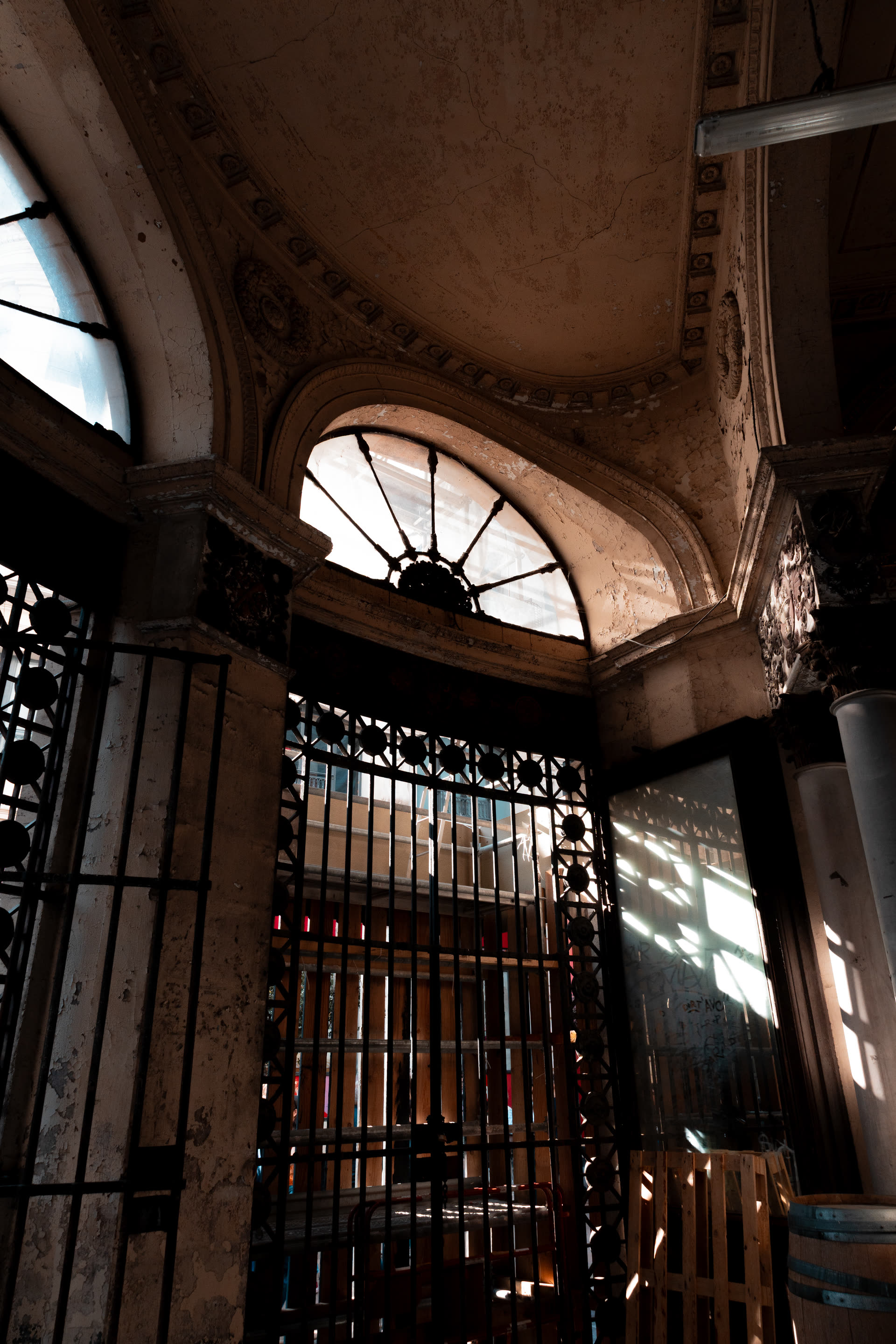 Bordeaux frame 1